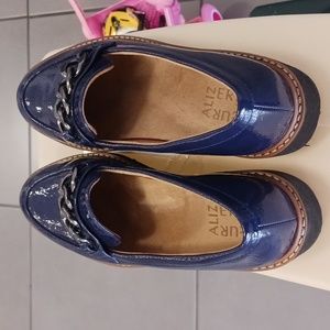 NATURALIZER Women's Haven Blue Faux Leather Emmal Lug-Sole Chain Loafers,7M